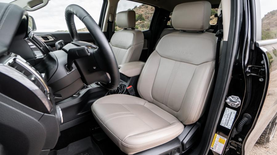 Интерьер Ford Ranger FX4 Lariat SuperCrew 2018 года  (NA) (фото 23 из 43)